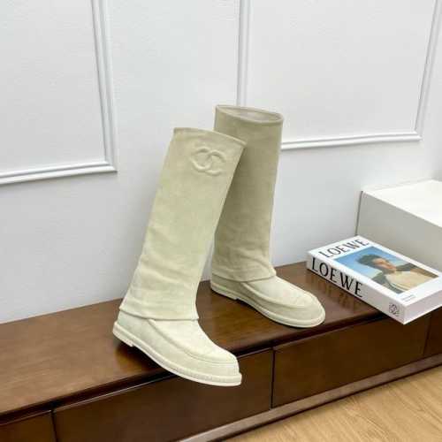 600顶级版本Chanel25C早春新款最美麂皮长靴 小香这个人生靴子 真的美爆，一眼就种草的一款平底女靴，实物相当赞 软乎乎的超好穿 绝美 舒适好走不磨脚，不