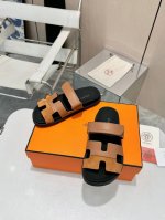 顶级版本二舅拖鞋，全羊皮包水台！ 经典款拖鞋长盛不衰的优美鞋型，行走非常舒适 Hermès 包装升级，版型做工材料升级 Hermes市场最高版本纯手工鞋 顶级产
