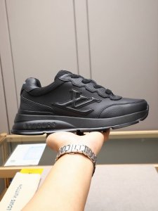 路易 L家驴牌 厚底 休闲 运动鞋 以光滑牛皮革塑造考究设计 可轻松融入各式造型 瞩目 Lv 字母标注鞋侧 轻盈橡胶外底点缀 Vuitton 标识 底厚 4Cm