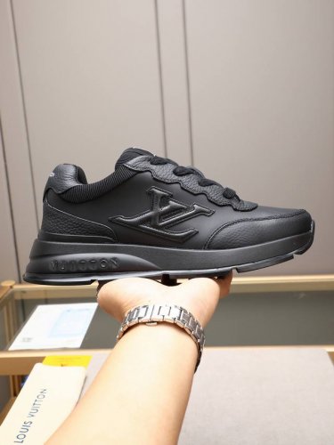 路易 L家驴牌 厚底 休闲 运动鞋 以光滑牛皮革塑造考究设计 可轻松融入各式造型 瞩目 Lv 字母标注鞋侧 轻盈橡胶外底点缀 Vuitton 标识 底厚 4Cm