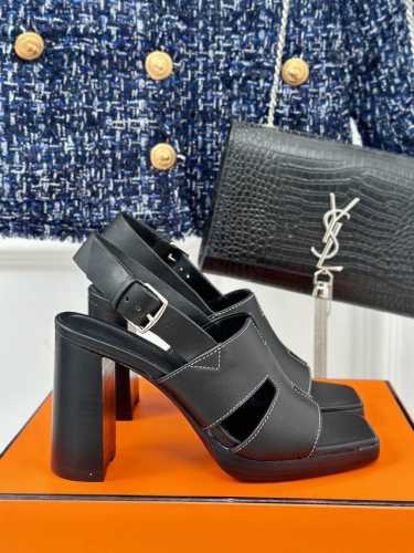 厂价 HermèS 爱马仕经典防水台H 粗跟高跟凉鞋 极约复古的设计 浓厚的异域风情 时髦感十足、随便上脚都很有腔调 简简单单的款式随便搭配一下高级感就很棒 百