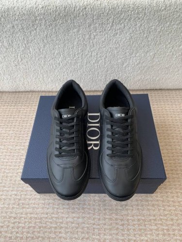 迪奥Dior 情侣款C ' Est 25Ss 新款休闲鞋运动鞋板鞋小白鞋 彰显醒目而时尚的风范 精心制作 鞋面设计风格搭配超级时尚 细节也增添一丝优雅气质 轻盈
