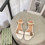橙子出厂价p gucci 古驰2025新款 经典一字带搭扣平底凉鞋 时装周新款 小红书抢先热搜 凉鞋经典 古驰专属 码数 35-42