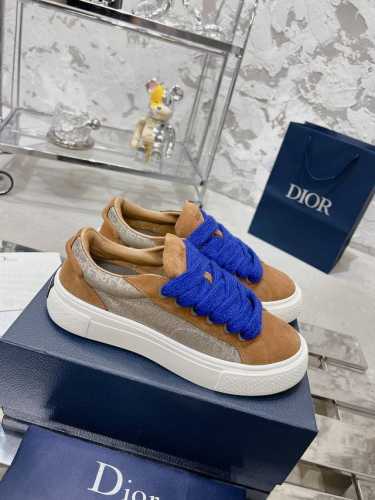 顶级版本 Dior 迪奥B33系列 情侣款休闲板鞋 原版购入开发做货 采用迪奥灰牛皮革精心制作，侧面饰以同色调 CD Diamond 图案帆布镶片。 CD Ic