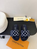 270 拖款 春夏穿搭出勤率最高的拖鞋上脚超级无敌舒服，贴合脚部不挑脚型宽脚背的姐妹也可放心冲～～ 定制印花布料鞋面 防滑耐磨发泡底 Size：35-39 40