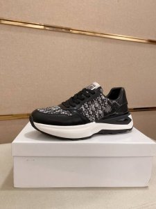 调工厂P价 男装男鞋 运动原单 迪奥D 新款专柜同步发售，鞋面意大利进口头层牛皮，全进口羊皮内里，完全1比1复刻，鞋底：原厂特供原版底，独家活动成型底超级舒适，