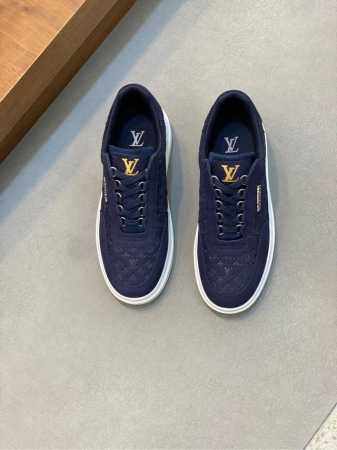 L 男士经典休闲运动鞋，本款 Beverly Hills 运动鞋为柔软牛皮革描摹经典 Monogram 印花，塑造优雅鞋面。橡胶外底厚实而不失轻盈，其上点缀路易 - 点击图像关闭