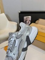 实价 暂时只能出女 Lv情侣同款运动鞋，火爆来袭官网同步 面料，采用特殊材料印压工艺。 内里，透气网格 码数 女款35-42 男款39-46，45-46定做