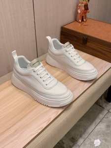 新款: 厂价 阿玛尼Armani* 最新爆款休闲鞋，顶端品牌奢侈～代购，顶级～质量。鞋面選用进口透气牛皮搭配织布材质透气羊皮垫脚 精细做工。原版个性时尚柔软橡膠