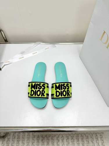 平底 中跟 代购级别！ 2024新款迪奥miss Dior 系列平底拖鞋，经典上乘美艳力作 Dior专柜最火春夏系列 兼备气质 时尚 经典耐看的设计风格 上脚效