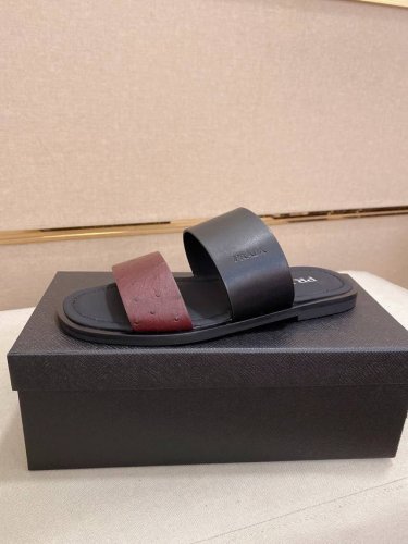 工厂p价 prada 拖鞋 顶级代购 男士春夏拖鞋专柜同步 鞋面意大利进口牛皮搭 标志图形高品质工艺 鞋底 原厂特供原版底 独家活动成型底超级舒适 原厂跟单货