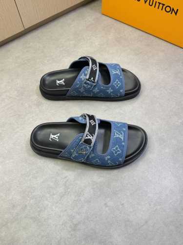 出厂价P Louis Vuitton 路易威登 -高端品质 原单休闲凉拖鞋 -鞋面：品牌图腾布匹、车缝品牌织带、金属金属扣件 -内里：环保皮 -大底：超轻Tpu
