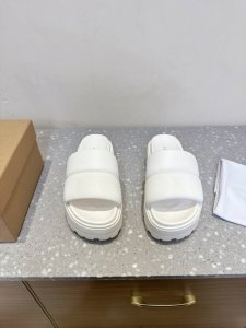 Inuikii 小众潮牌 25Ss春夏新款 松糕厚底 休闲 魔术贴 拖鞋系列 这系列颜值简直逆天了！每一处细节都彰显着高级与时尚。 材质方面更是没得说，采用了顶