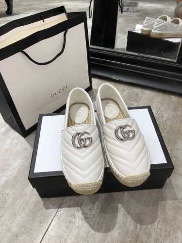 GUCCI 长期做货 最新！春夏清爽色系一字渔夫拖鞋 市场顶级版本，官网同步，永不过时，超级舒适，四季都可以穿，上脚超美绗缝真皮徽标渔夫鞋。 鞋面：采用特殊进口