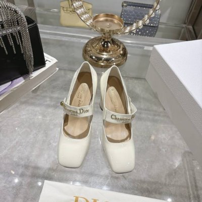 出厂 25Ss早春新款Dior迪奥D-My 五金字母方头高跟鞋 这款My Dior 高跟鞋是二零二五春夏成衣系列新品 彰显精致的优雅气质 采用牛皮革精心制作 点