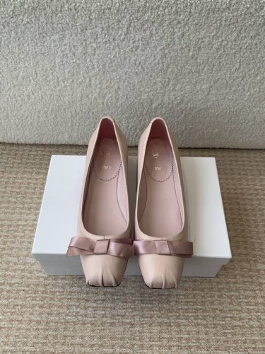 Christian Louboutin 春夏新款红底鞋 姐妹们这次分享的是他家好穿的系列 2025 春夏新款红底鞋实物美到炸裂头 本季设计大胆又性感 上脚直接腿