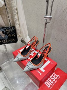 Diesel小众个性尖头凉鞋 高跟鞋 今年谁还没拥有Diesel的搭配神器 你们这群辣妹都入手了吗？无论是鞋子衣服包包都太太太好看了！ 鞋面采用牛皮 进口定制布
