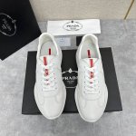 家新品 Prad* 红标系列运动鞋 官方售价Rmb,300 采用全牛皮打造，极具Prad* 风格的America’S Cup运动鞋经过重新设计，全新面料和颜色为