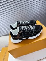 lv L家 驴牌 最新款Olympia系列 情侣款运动鞋 跑鞋~~ lv Olympia 运动鞋融合网格面料与金属质感合成皮革等科技面料 以利落简约设计重绎经典