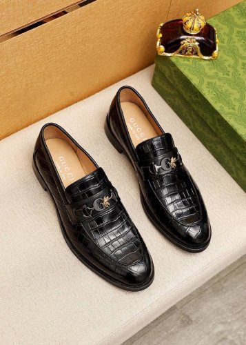 商品商标 Gucci 古驰 休闲皮鞋 正码码数: 38-44 45.46订制 商品材料 精选 进口头层小牛皮压花鞋面+奢华五金扣 进口水染牛皮内里 强烈立体视觉