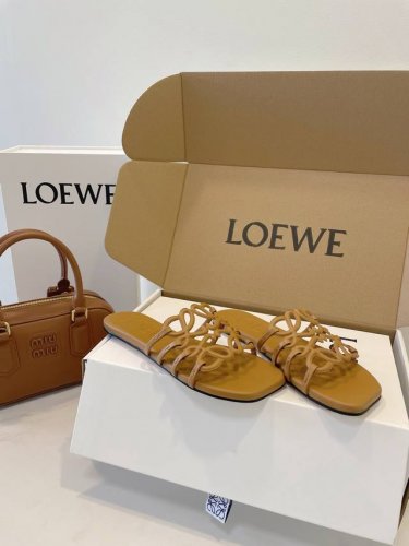 Loewe 罗意威 火爆整个夏季众多网红必备懒人鞋 精美复刻，时尚魅力，大秀造型，最新工艺品，匹配意大利进口真皮大底 尺码 Size 35-40 原盒包装配件&