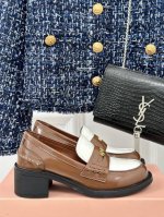 厂价 Miumiu 缪缪经典走秀款钱币乐福鞋 最近风很大的金币乐福鞋 被挖到了～ 满满的复古英伦感 顺带着一股学院风 中间还镶嵌了一枚金币 让人无法忽视 整体鞋