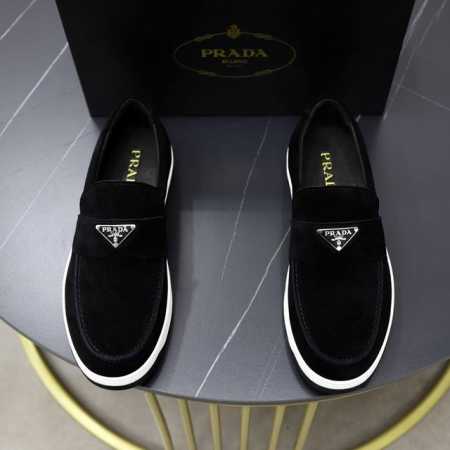 Prada 普拉达 Rank皮革运动鞋这款运动鞋休闲百搭，采用柔软小牛皮制成，运用柔和简洁的线条勾勒出运动风廓形，搭配橡胶发泡中底拼接轻便的凸纹加宽橡胶鞋底，轻 - 点击图像关闭