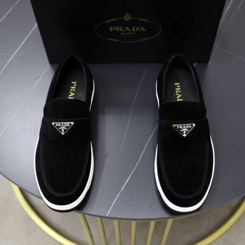 Prada 普拉达 Rank皮革运动鞋这款运动鞋休闲百搭，采用柔软小牛皮制成，运用柔和简洁的线条勾勒出运动风廓形，搭配橡胶发泡中底拼接轻便的凸纹加宽橡胶鞋底，轻