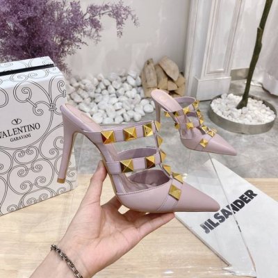 valentino 华伦天奴春夏新品铆钉鞋上新 最新金色大铆钉元素 满满的高级感 ！时尚度爆棚～ 跟高: 9.5Cm 鞋面：亚光羊皮 内里: 羊皮里 大底：意大