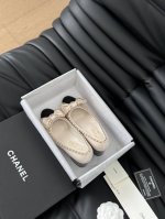 Chanel 小香24A新品链条双c粗跟单鞋！ 原版1:1复刻 经典中的经典 无论搭配裤装还是裙装都是完美 小圆头的设计很好的修饰脚型 小仙女们必备！ 鞋面采用