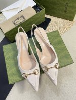 Gucci 24Ss春夏新款 G家尖头马衔扣V型系列 经典再现 简约设计高雅品质 鞋面以羊皮双G布材料匠心打造 鞋面缀饰亮眼的经典马衔扣 后带着釆用松紧带设计