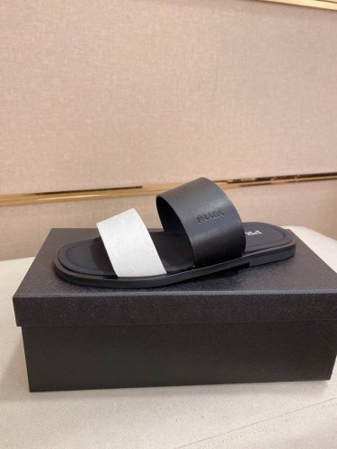 工厂p价 prada 拖鞋 顶级代购 男士春夏拖鞋专柜同步 鞋面意大利进口牛皮搭 标志图形高品质工艺 鞋底 原厂特供原版底 独家活动成型底超级舒适 原厂跟单货