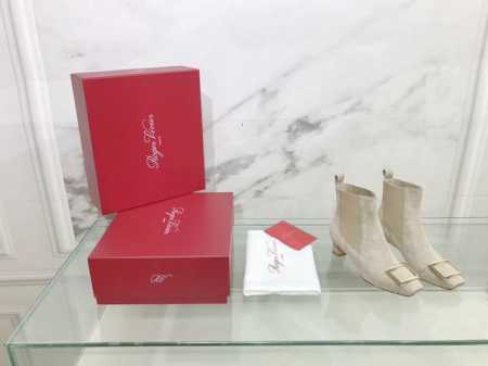 Roger vivier秋冬新款靴子切尔西靴 本款裸靴以小羊皮手工制作而成，品牌标志性的金属扣和Skyscraper后跟一如既往地呈现复古优雅，各种季节造型都能 - 点击图像关闭