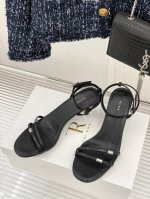 顶级细带凉鞋 极简主义的设计风格 版型显瘦. 日常随心搭配裙子 裤子都无敌好看. 鞋面采用进口牛皮材料 内里 垫脚混种羊皮 原版开模真皮大底 跟高5.5Cm 尺