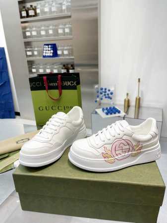 Gucci 专柜最新情侣款厚底小白鞋 代购级别 Gucci 最新IP轻质厚底小白鞋上脚秒内增高4CM！！ 简约 好搭且复古韵味十足～鞋舌最新防伪布标。且带电子芯 - 点击图像关闭