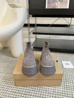 UGG秋冬新款冬季雪地靴，厚底增高加绒保暖一脚蹬棉鞋。特显腿长。 面料，牛磨砂 内里，羊皮毛一体 原板组合大底 码数：35-40#