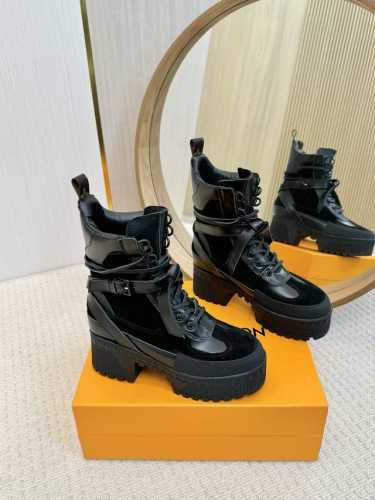 路易威登 Louis Vuitton 驴家爆款 走秀主打款，最新切尔西马丁靴，秀场出镜率非常高。新的logo设计实在加分。低调又凸显品牌魅力，靴口设计对小粗腿
