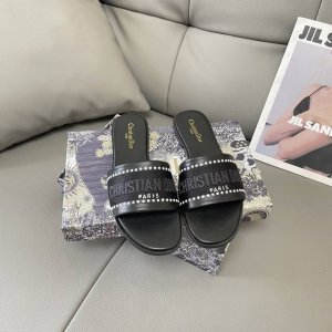 出厂：100 Dior 迪奥2025 顶级专柜 春季新款 官网上新 独家首发 迪奥Dior 25Ss Cd-Type 刺绣珍珠平底拖 Dior拖鞋 Dior美鞋