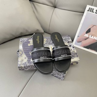 出厂：100 Dior 迪奥2025 顶级专柜 春季新款 官网上新 独家首发 迪奥Dior 25Ss Cd-Type 刺绣珍珠平底拖 Dior拖鞋 Dior美鞋
