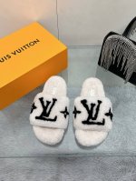 工厂价： 百分百真羊毛 最高版本 LOUI VUITT 专柜最新潮品毛拖 羊毛毛拖独家原版订制 Lv毛拖 欧美名媛.明星.网红girl大爱款时尚却不张扬 简洁百
