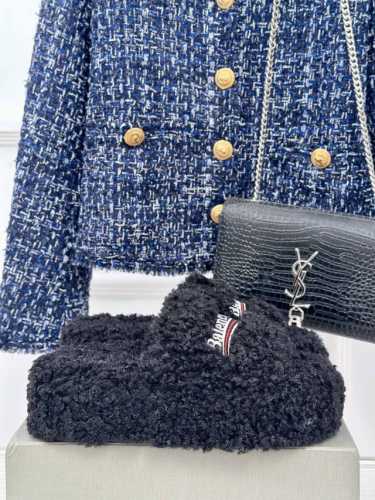 厂价 Balenciaga｜巴黎世家24S新品字母刺绣泰厚底迪毛毛拖鞋 独家正确版本、原版开发、时尚圈内各大网红明星又在拼命种草的款式。火爆整个ins！又是一个
