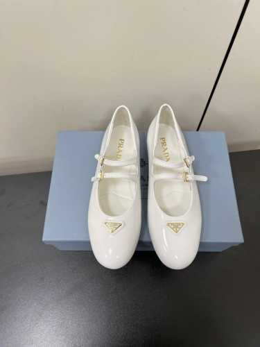 双带漆皮 PRADA 25ss 普拉达秋冬新品 实力来袭 玛丽珍单鞋 芭蕾舞鞋超级爆系列爆品，各大网红明星乔欣，程潇，同款圆头三角扣 玛丽珍单鞋 ！时髦百搭ni