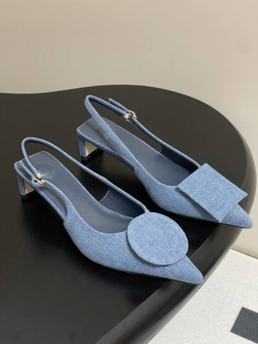 小众潮牌 Jacquemus 25Ss春夏新款尖头鸳鸯扣小猫跟后空凉鞋 几何图形设计 圆扣 方扣 新颖时尚大方，性感不失优雅，很显脚部线条，附有骨感美的视觉效果