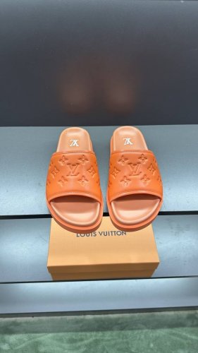 调工厂P价 男装男鞋 运动原单 Size:38-45 顶级代购 Lv男士夏季拖鞋， 经典老花搭配柔软真皮革内里，别致的色彩拼接效果，个性鲜明，时尚潮流穿搭必备款