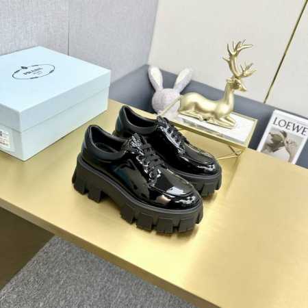 顶级版本， Prada 普拉达亮面皮革系带厚底乐福鞋 鞋面：开边珠涂珐琅金属三角形徽标 内里：牛皮内里 大底：呈轮胎凸纹多孔橡胶鞋底 跟高：5.5Cm 码数 3 - 点击图像关闭
