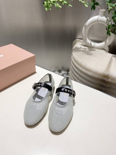 出厂价p 顶级品质 Miu Miu2025春夏玛丽珍镂空平底单鞋 鞋面:进口网面 垫脚 内里:进口山羊皮. 意大利进口牛皮大底 size:34-41. 34码4