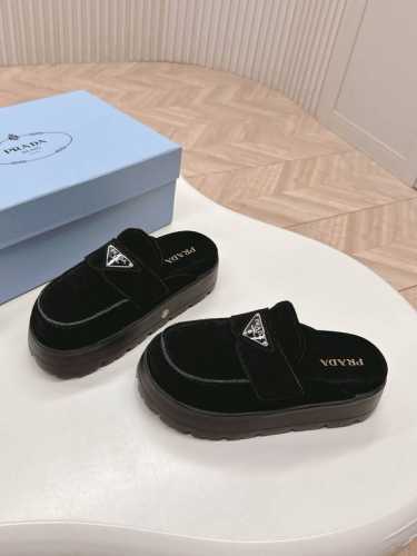 最新系列！Prada 普拉达2025春夏新款厚底凉鞋 三角扣面包包头半拖鞋 最新走秀系列 经典升级 舒适度与时髦度并存 每个颜色搭配都好看，设计搭配不同风格需求