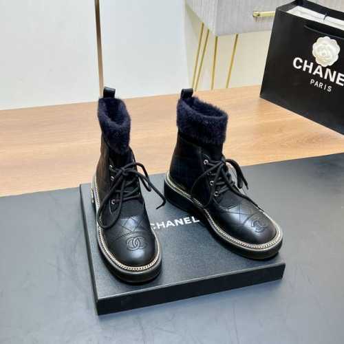 独家爆款 CHANEL 香奈儿 2024秋冬新款弹力绒口链条短靴、马丁靴 认准我家细节实拍注意区分普通版 这款马丁靴真的是帅气时尚的代表，，可以低调不失奢华！简