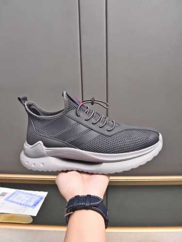 Moncler蒙口男士户外系带运动鞋 具有舒适防滑性能 专为户外跑步或都市漫步而设 兼备创新 功能性与图形细节于一体 从高山氛围汲取灵感 诠释潮流时尚 多种原版