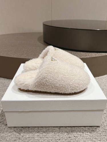 出 最新系列！Prada 普拉达2024秋冬季新款毛拖鞋 三角扣面包包头半拖鞋 编织毛系列、最新走秀系列 经典升级 舒适度与时髦度并存 每个颜色搭配都好看，设计